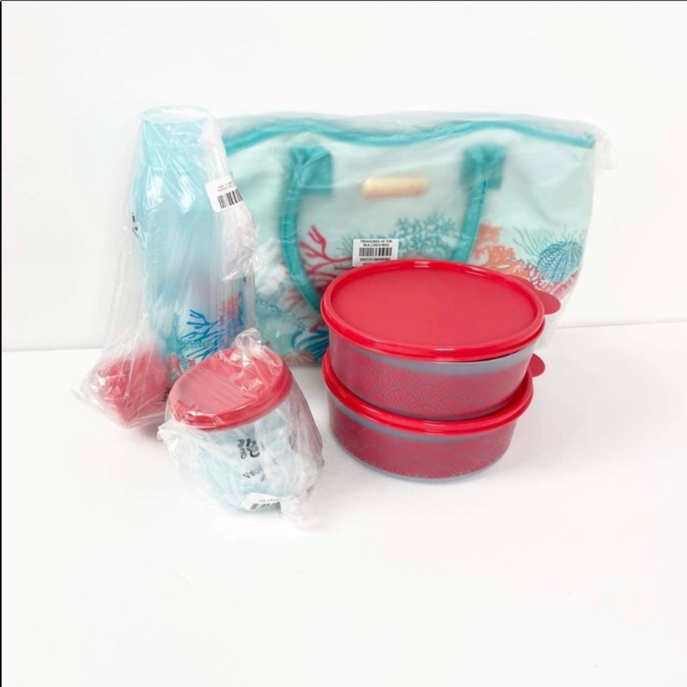 New tupperware Treasure of the Sea Lunch set.
